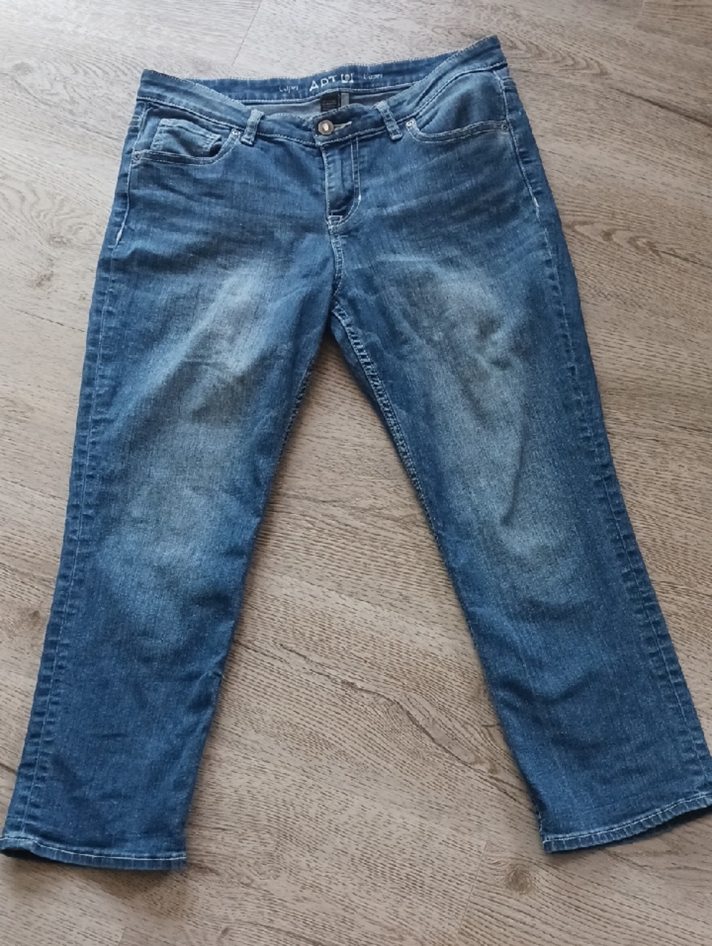 Apt. 9 10P Capri Blue Cropped Straight-Leg Jeans W/Embellished Back Pockets